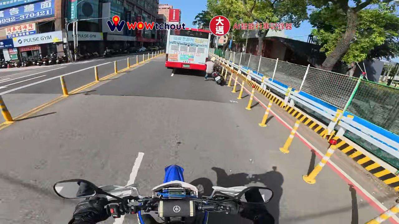 【有片】恐怖!公車突變換車道 機車騎士險遭捲進車底 s8fw9r798wr