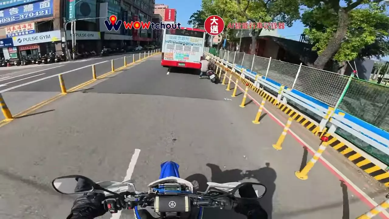 【有片】恐怖!公車突變換車道 機車騎士險遭捲進車底 【有片】恐怖!公車突變換車道 機車騎士險遭捲進車底