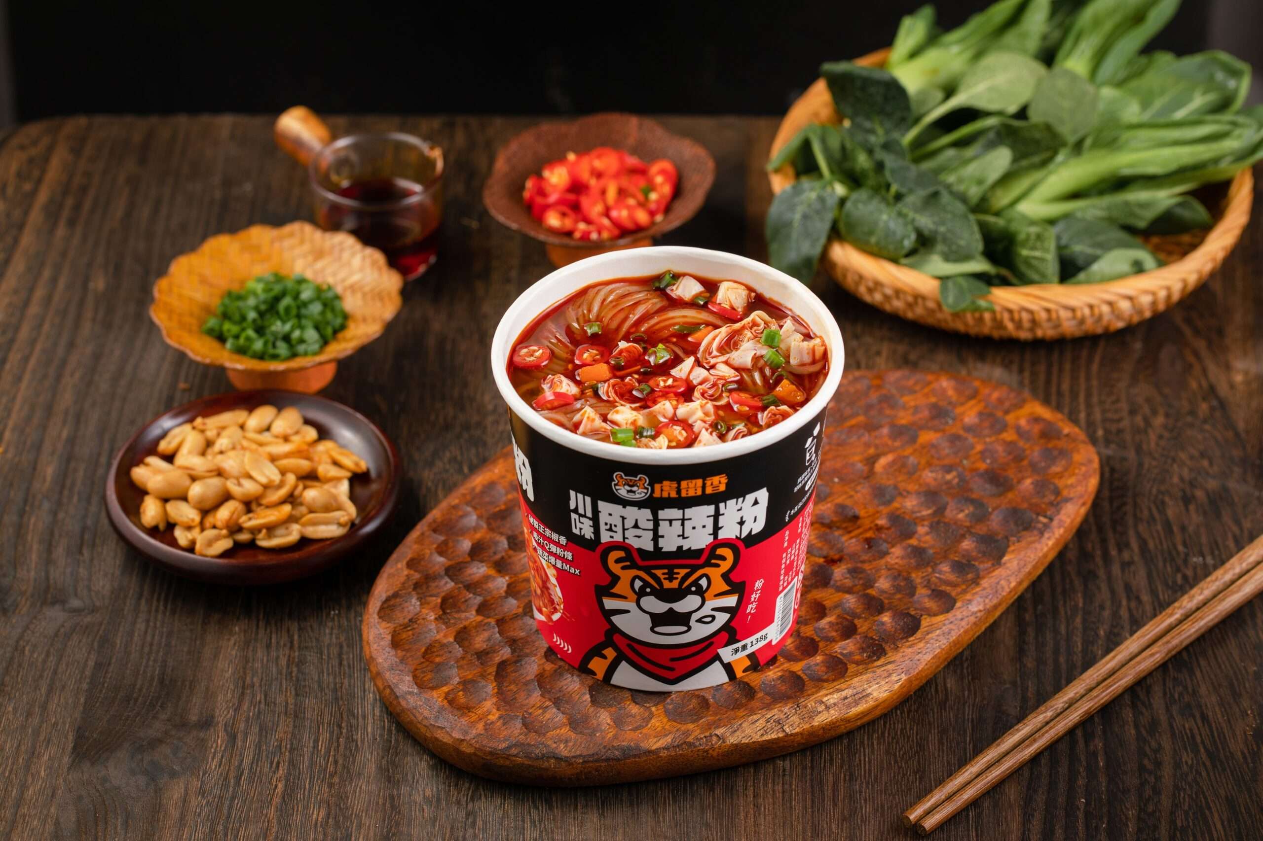 圖1、虎留香推碗裝「川味酸辣粉」，免開火即可立即享用濃郁酸辣風味。 0 scaled