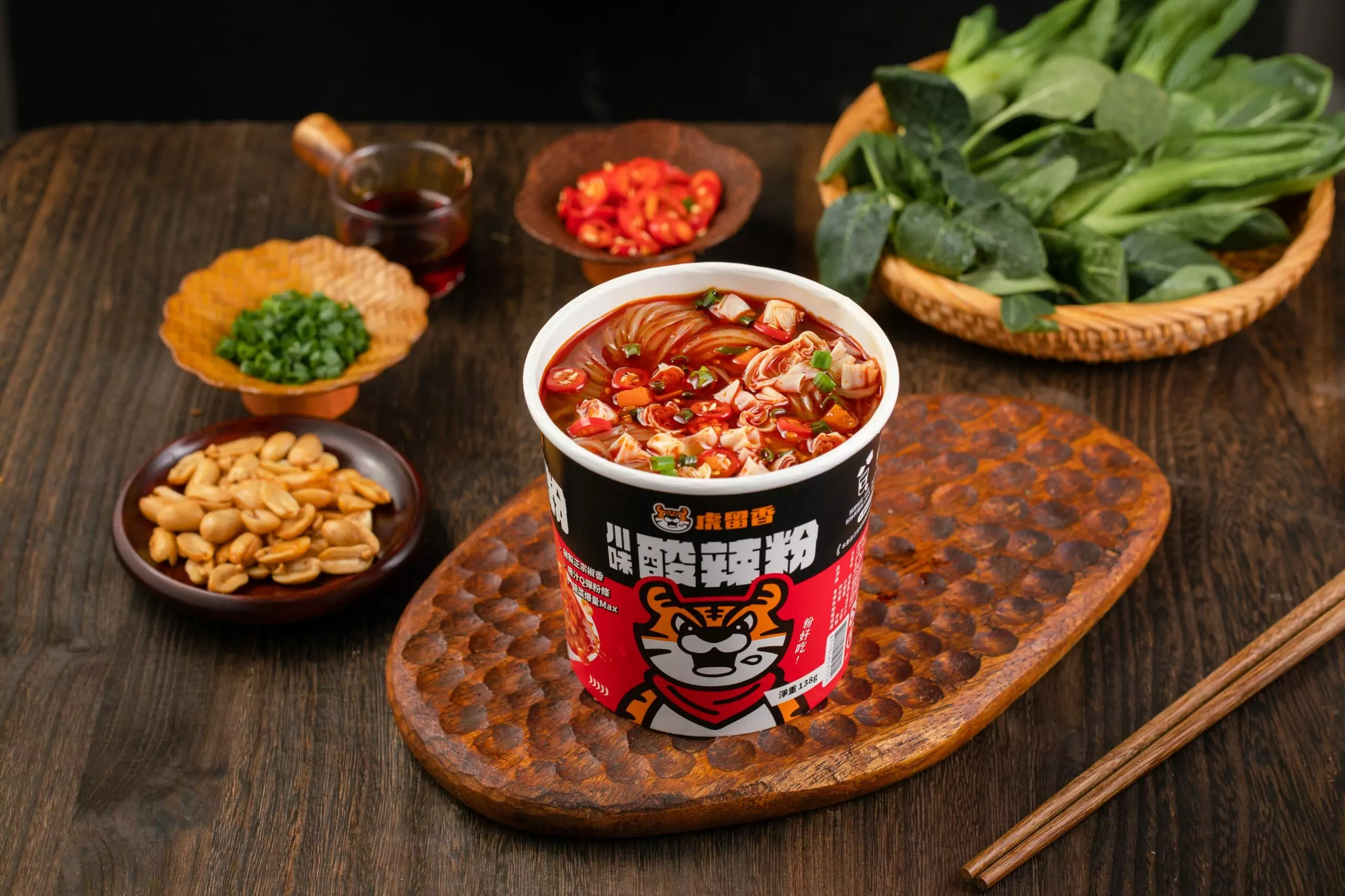圖1、虎留香推碗裝「川味酸辣粉」，免開火即可立即享用濃郁酸辣風味。 0 scaled