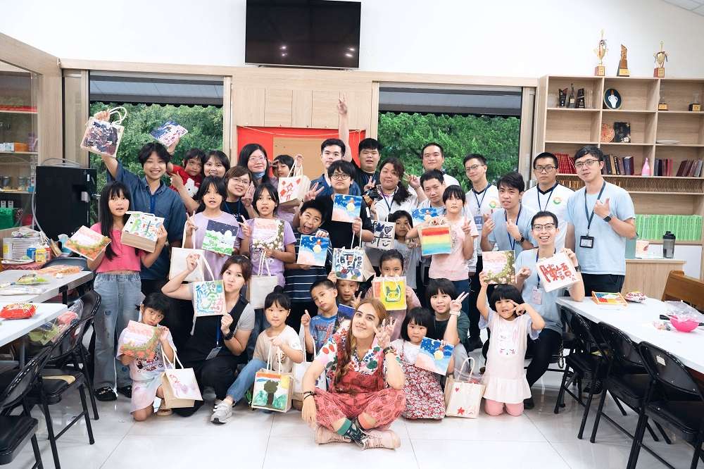 桃園青年局啟動志工隊招募 邀你一起創造公益影響力 圖2原鄉孩童手作藝術品 0 0