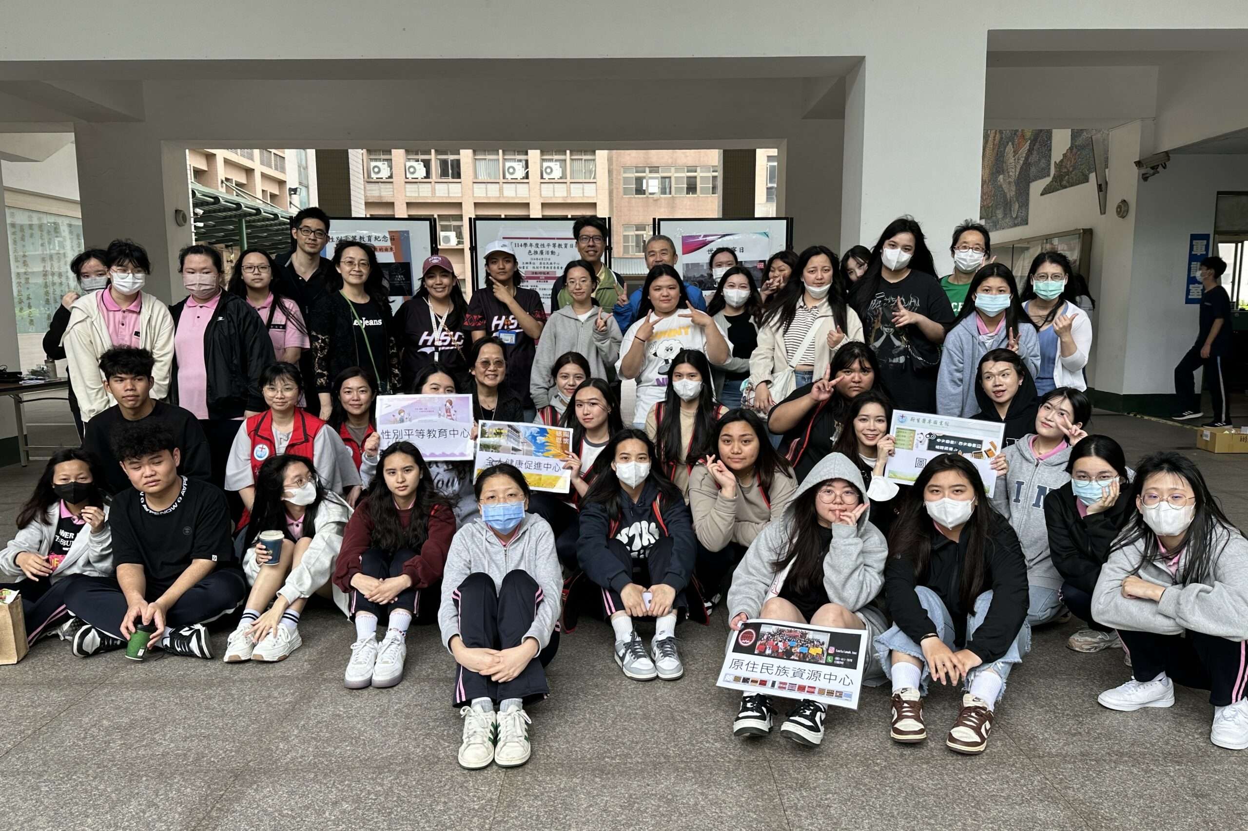 圖說三：性別平等教育中心透過播放玫瑰少年葉永鋕的故事，引導學生關注多元性別議題 0 scaled