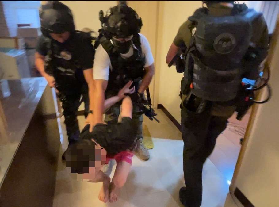 台美聯手斬斷詐欺產業鏈 詐騙機房成員狼狽被逮 土城區機房金主江OO壓制畫面