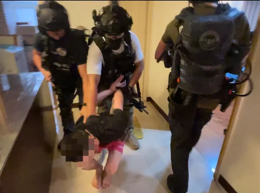 台美聯手斬斷詐欺產業鏈 詐騙機房成員狼狽被逮 土城區機房金主江OO壓制畫面