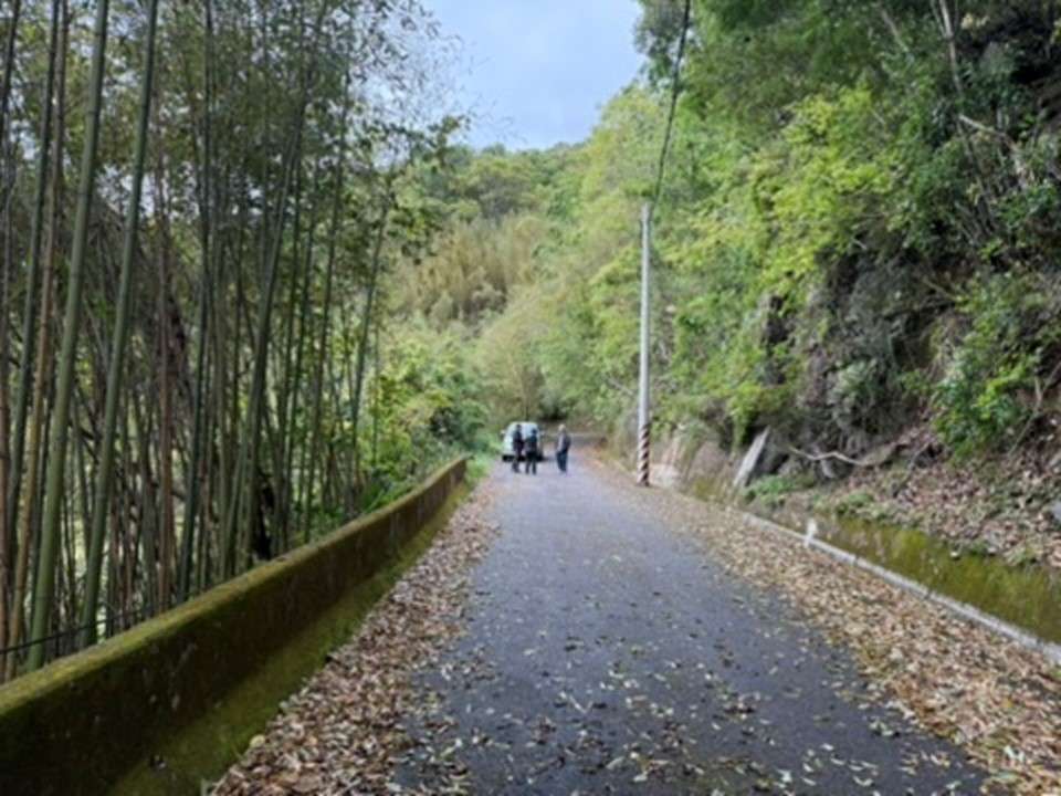 桃園復興哈凱部落族人騎車返家途中，聽到上邊坡有聲響，隨即看到黑熊由護欄（約1.5公尺高）跳下，雙方距離不到30公尺。林業保育署新竹分署提供 75835