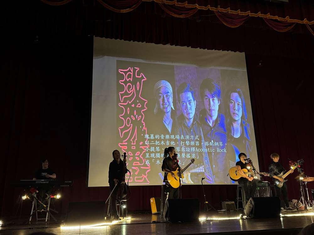 南崁高中邀玫瑰墓樂團演講 學生重新思索人生價值 玫瑰墓樂團用音樂親近學生 0