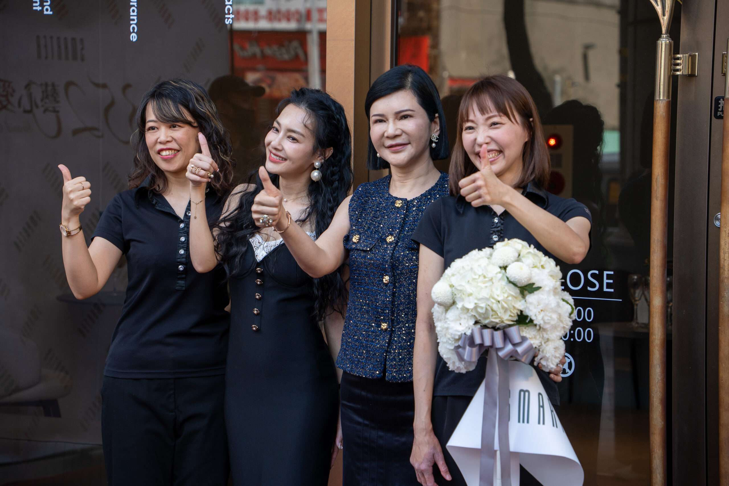 董事長李思瑀（中）與藝人王思佳（左二）及與店經理，展現對新店成立的信心 scaled