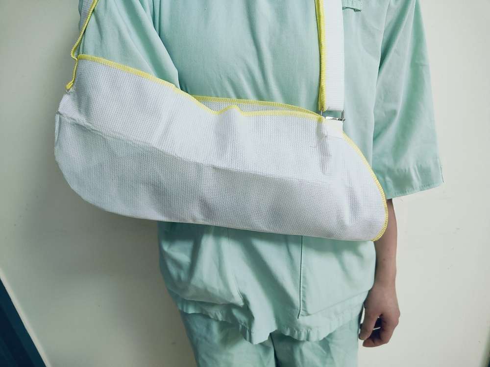 手部骨折術後疼痛不減?部桃新屋分院揭「吊帶用法」是關鍵 錯誤 指尖未露出 肘關節大於 90 度 手肘未貼合手臂吊帶。