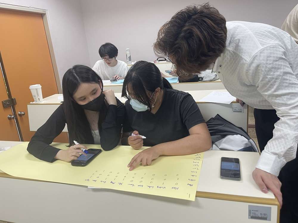02 中原大學智慧運算與量子資訊學院「社群網絡分析」課程，學生分組討論情形。 0