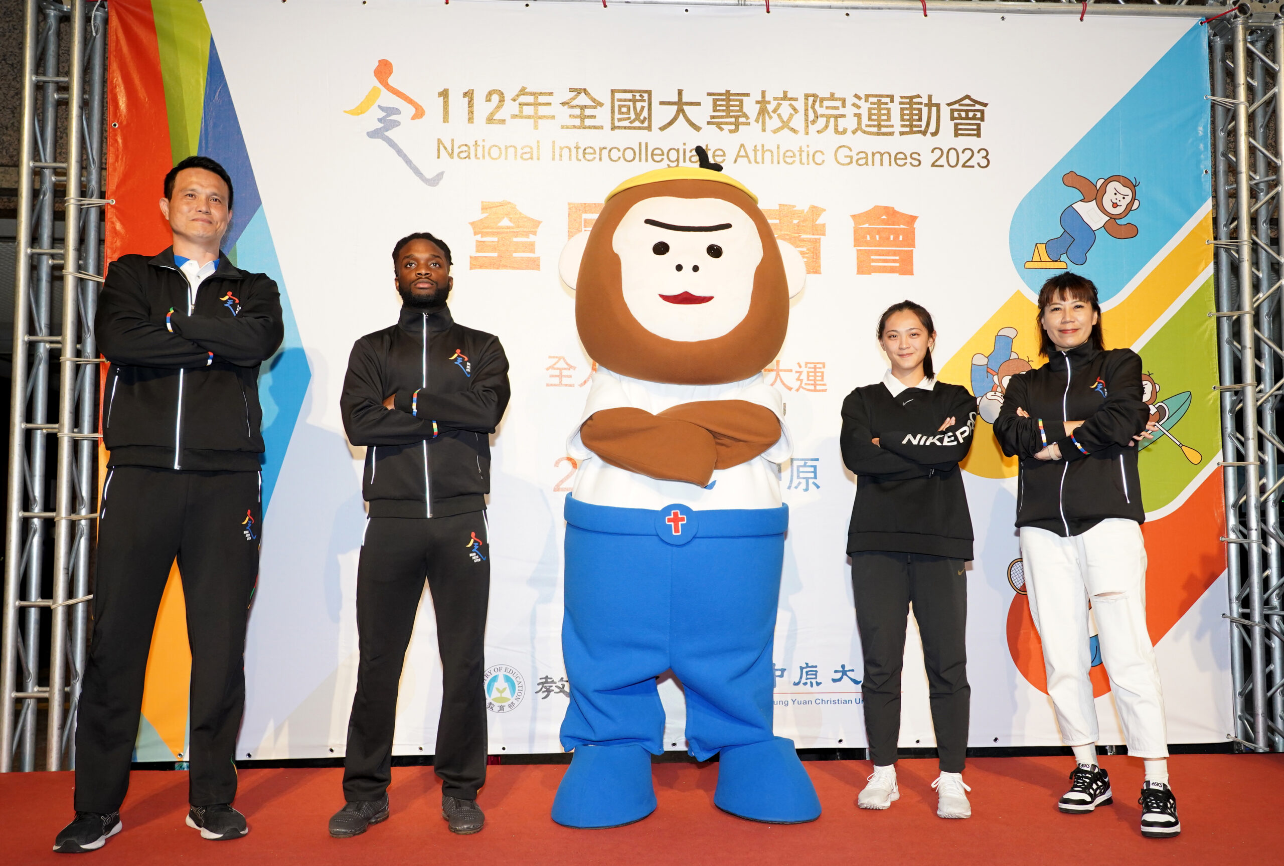 05 曾代表中原大學出征世大運的排球好手李尼希米（左二），展現運動場上的堅毅精神； 0 scaled