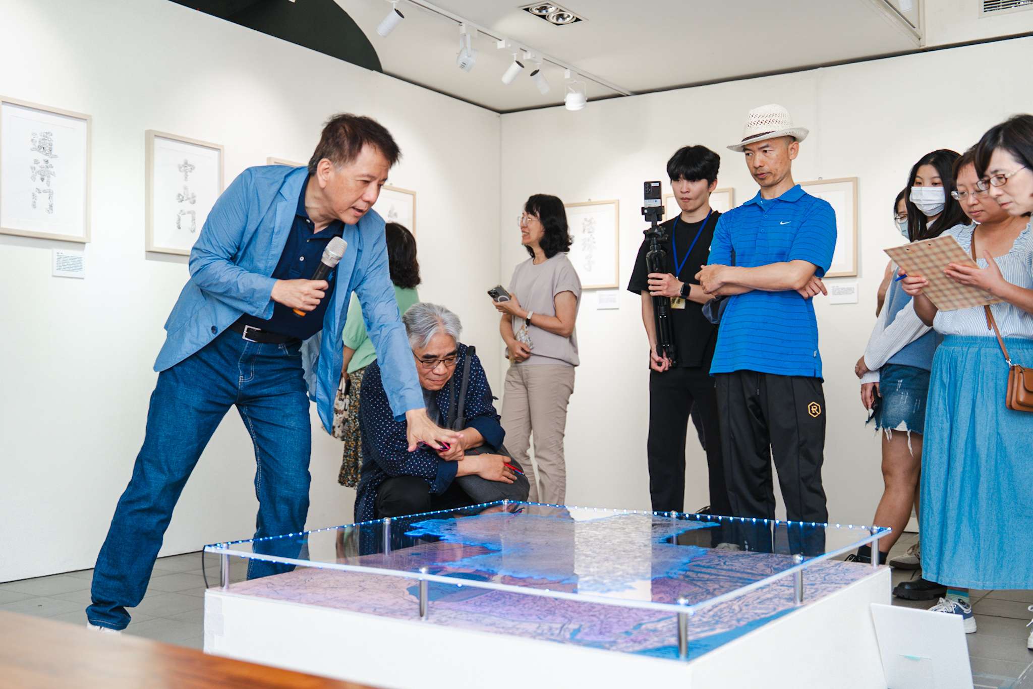 07 中原大學陳歷渝老師導覽介紹地圖裝置，展現桃園與南京的雙城意象。 0