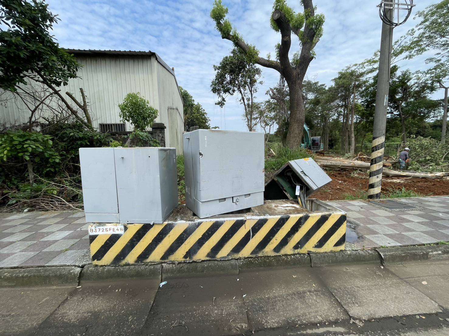 大貨車撞壞變電箱 八德505戶停電 1003977 0