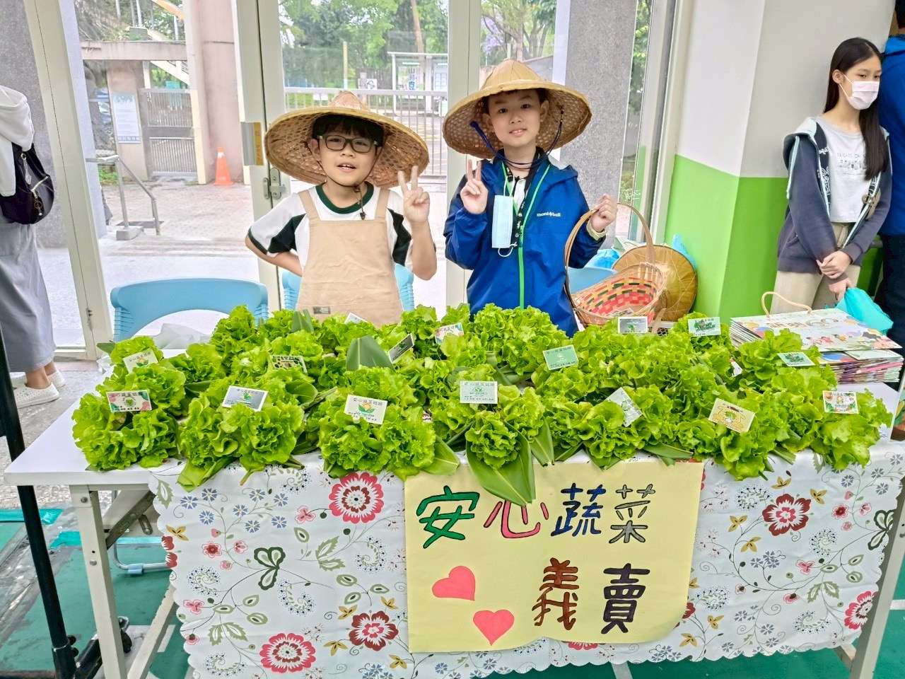 平鎮新勢國小61周年校慶熱鬧登場 學生賣友善蔬菜做公益 139638 0