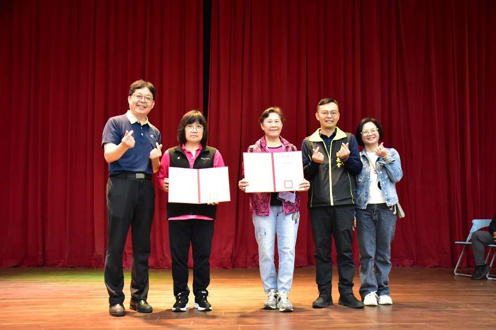 平鎮新勢國小61周年校慶熱鬧登場 學生賣友善蔬菜做公益 139639 0
