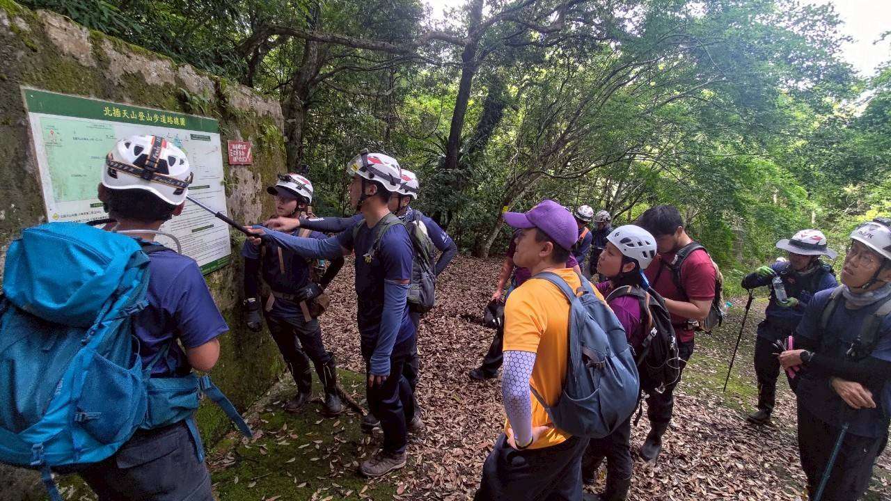 山很美也危險!桃園消防北插天山實戰訓練 30名精銳挑戰救援極限 1737338 0