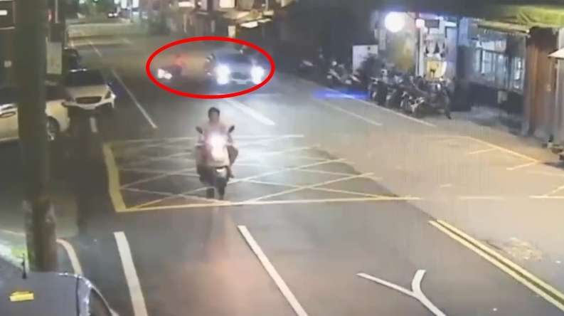 【有片】超車撞擊無照少年 竟釀中壢警民當街互嗆 1746415238128