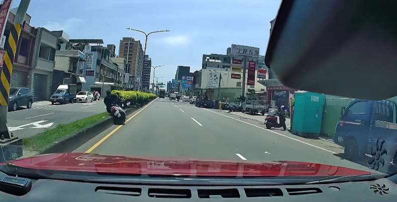 【有片】驚險!疑身體不適衝撞分隔島 男騎士噴飛對向車道 1747978350381