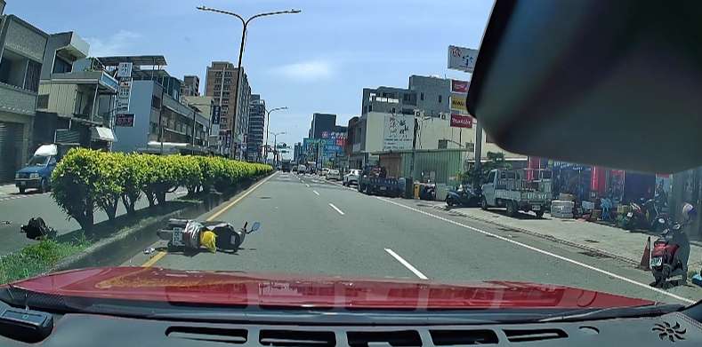 【有片】驚險!疑身體不適衝撞分隔島 男騎士噴飛對向車道 1747978362450