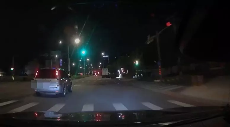 【有片】工地深夜警報引警攔查 小貨車逃逸自撞狼狽落網 1747979918784