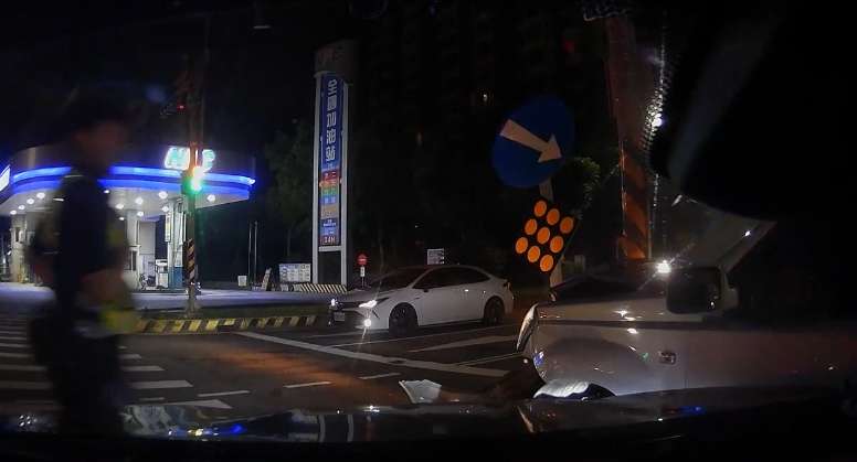 【有片】工地深夜警報引警攔查 小貨車逃逸自撞狼狽落網 1747979953529