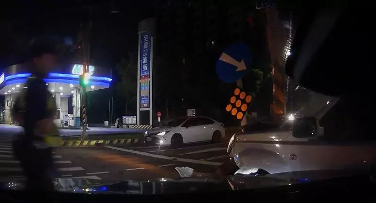 【有片】工地深夜警報引警攔查 小貨車逃逸自撞狼狽落網 1747979953529