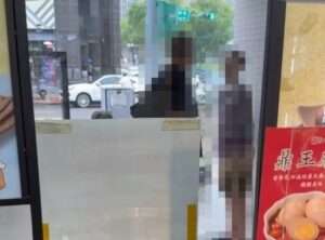 【有片】欠300塊!中壢2男街頭互毆 旁人勸架也遭殃