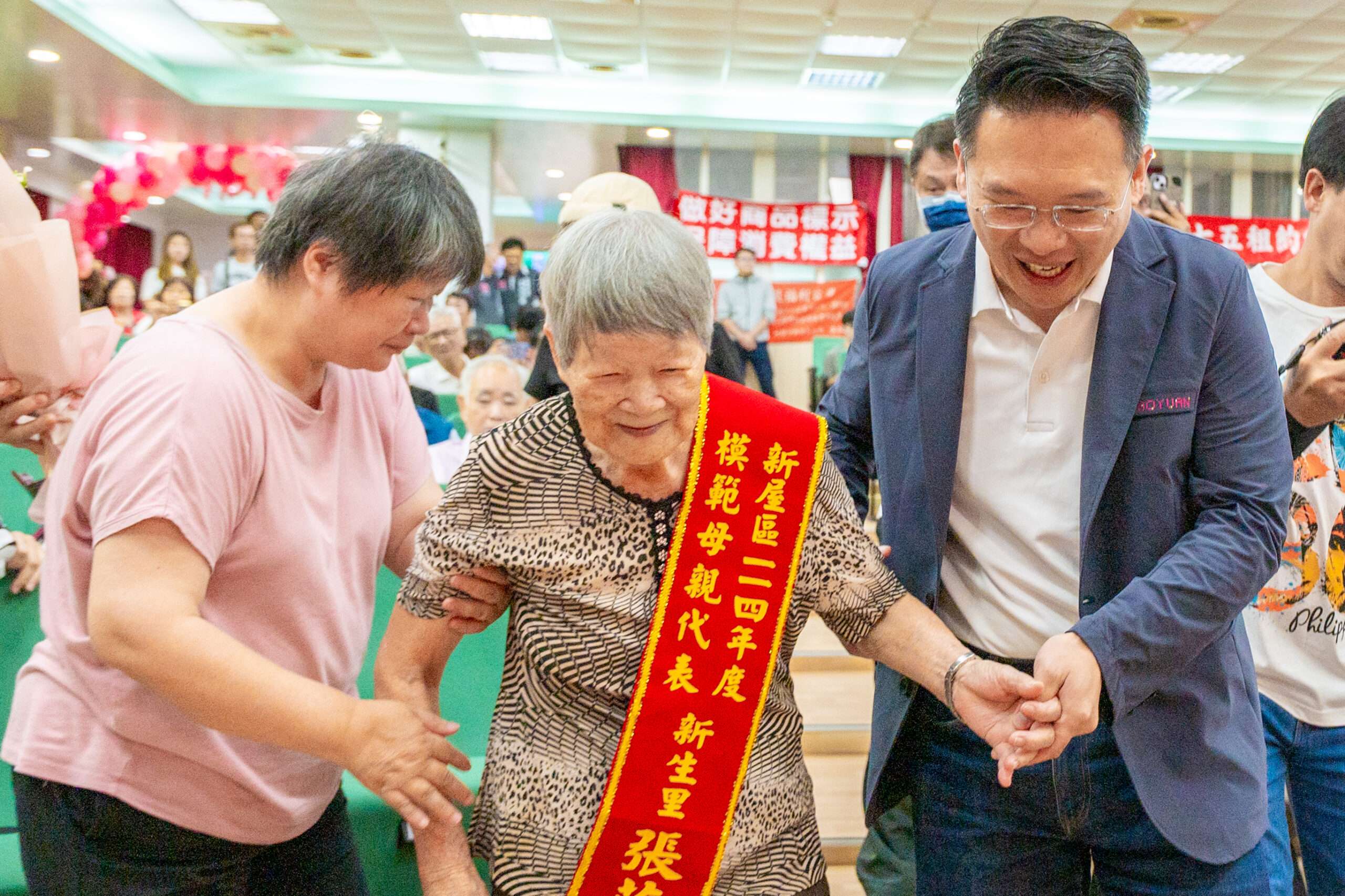 母親節前夕溫馨表揚 蘇俊賓肯定新屋大園46位模範媽媽感人事蹟 20250504144304432 scaled
