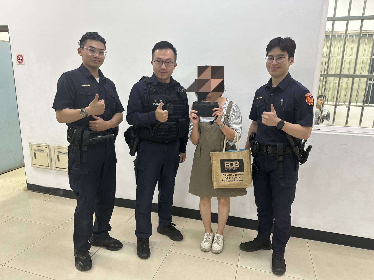 皮夾遭竊還被丟草叢!桃園暖警夜搜1小時幫她找回 2149494