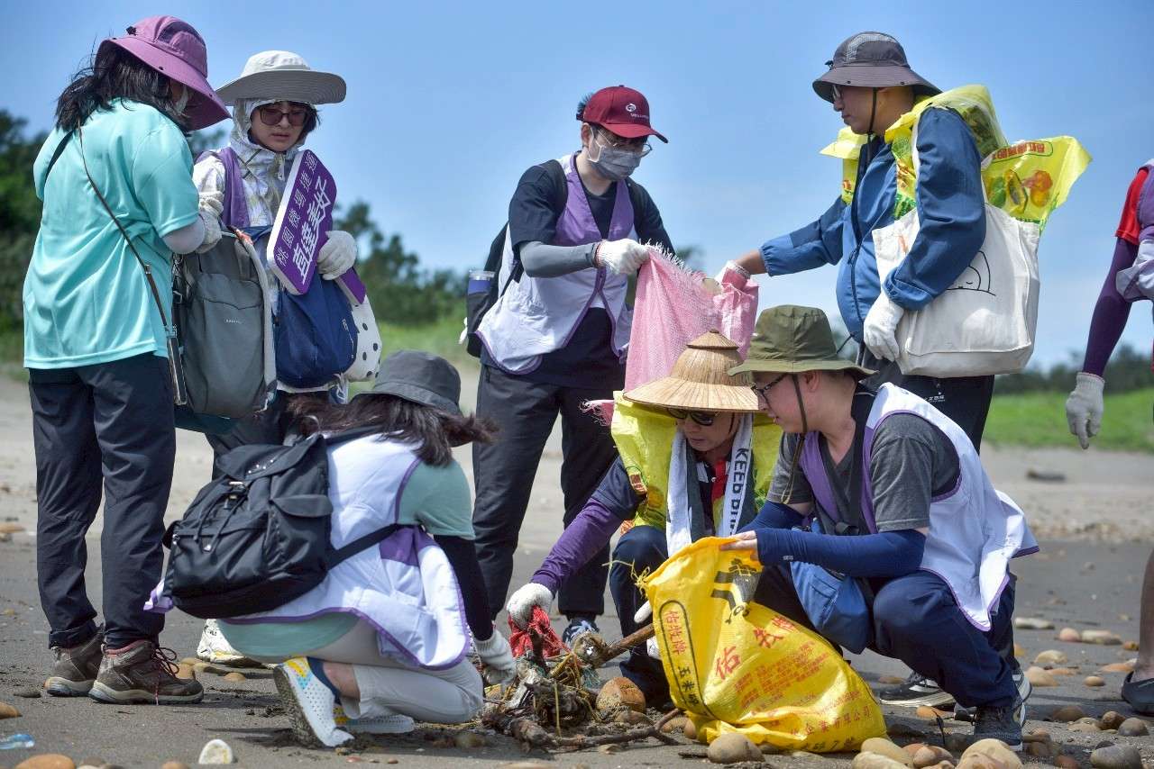 桃捷落實環保永續理念 攜手員工淨灘、體驗石滬匠師寓教於樂 3 4