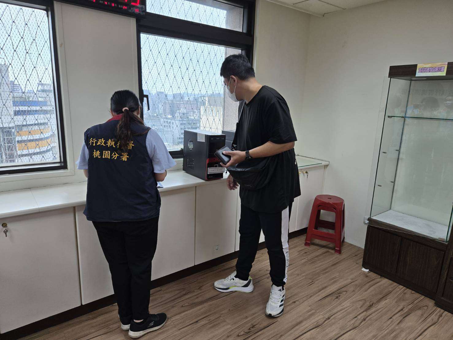 他花650元標下電腦不帶回家 這舉動溫暖桃園分署拍賣會 321094