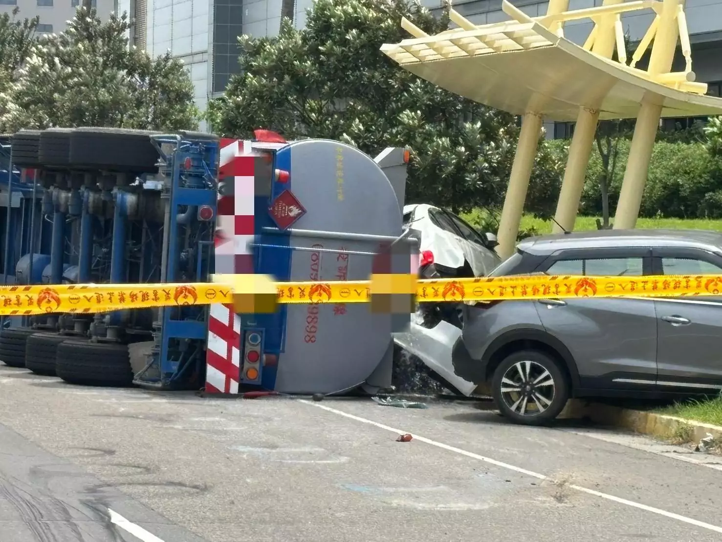轉彎過快!槽車失控倒地「橫掃」6車 化學液體流滿地 轉彎過快!槽車失控倒地「橫掃」6車 化學液體流滿地