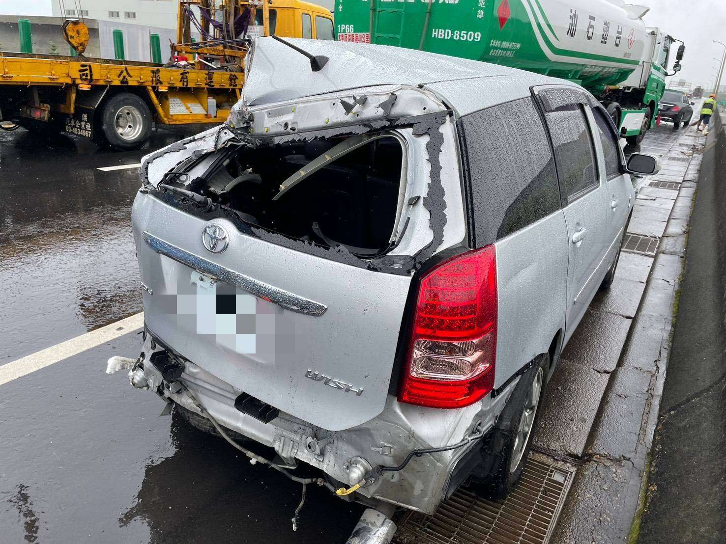 疑雨天視線不佳!台61轎車慘遭大貨車猛撞 貨物散落一地 352285