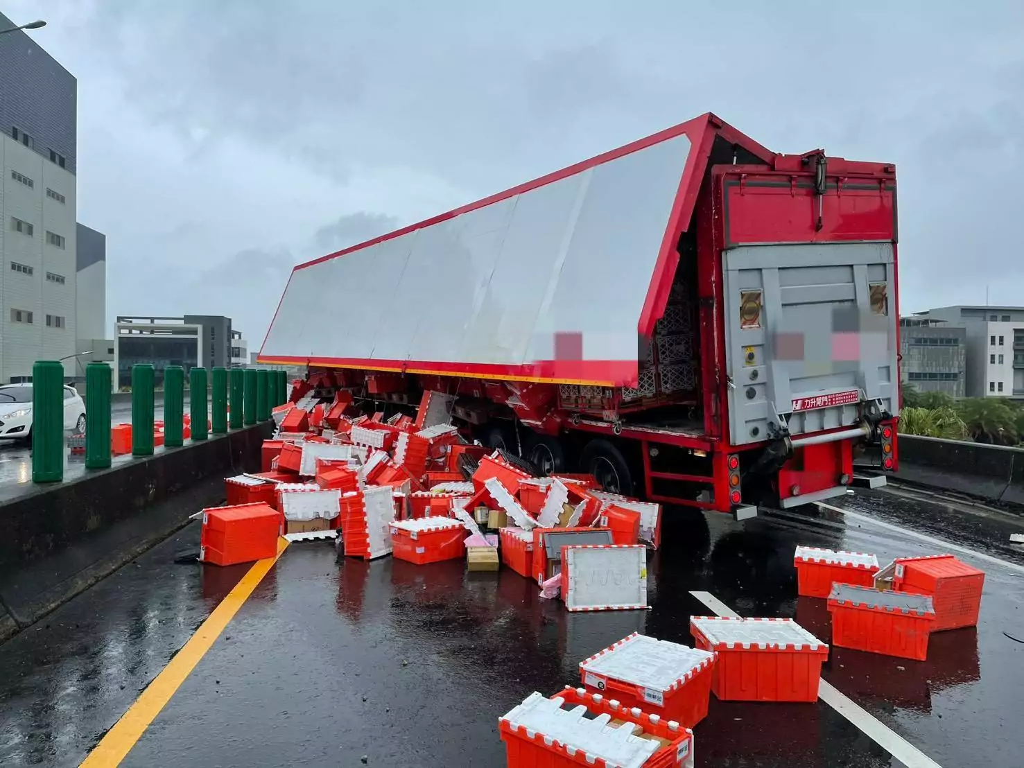 疑雨天視線不佳!台61轎車慘遭大貨車猛撞 貨物散落一地 疑雨天視線不佳!台61轎車慘遭大貨車猛撞 貨物散落一地