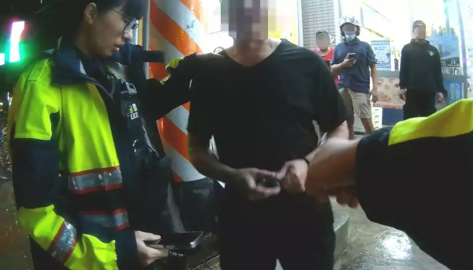 【有片】酒測值0.99!醉男開車猛撞行人 肇逃狂拖行1.5公里 【有片】酒測值0.99!醉男開車猛撞行人 肇逃狂拖行1.5公里