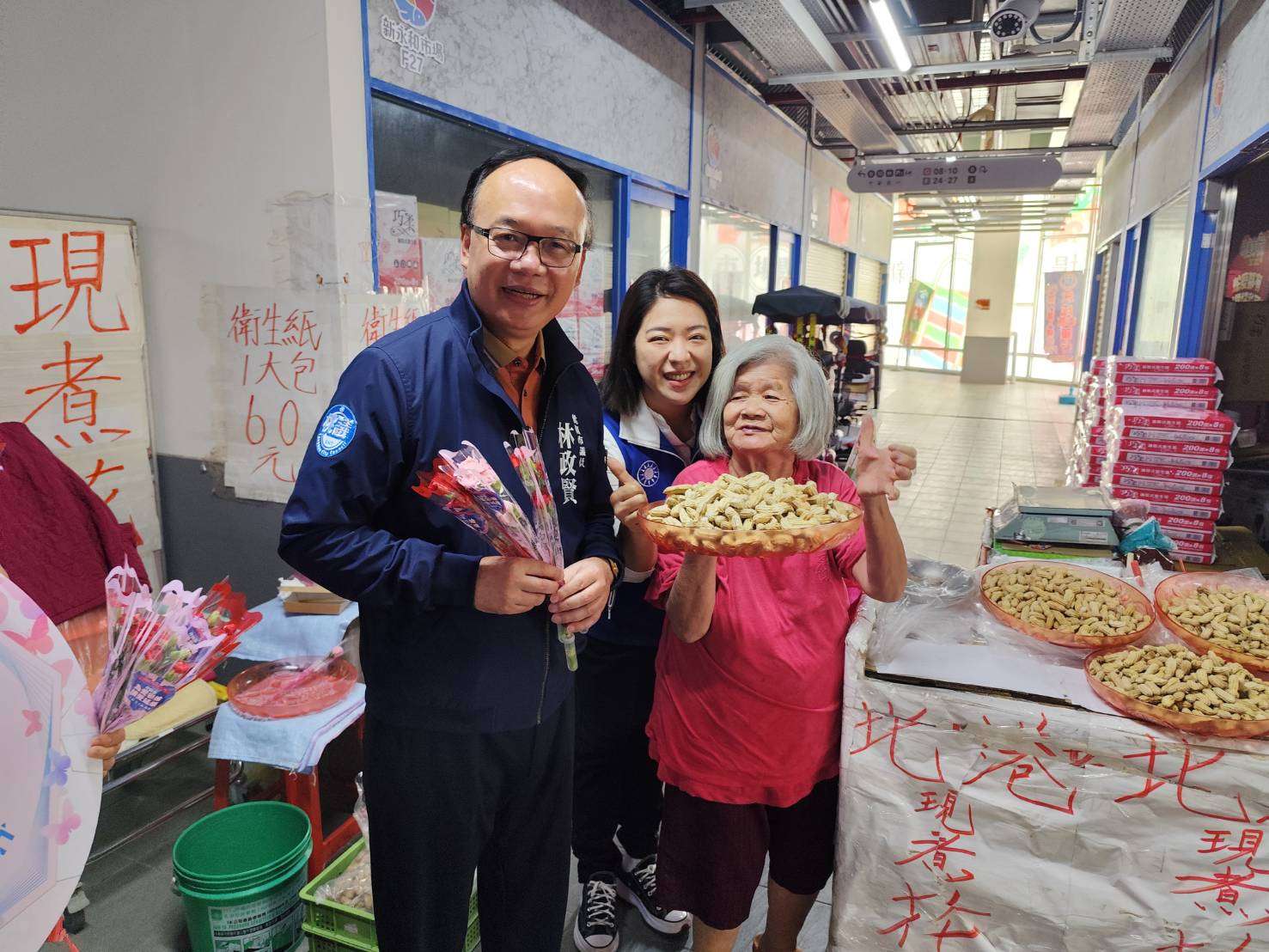 國民黨桃園區黨部前進新永和市場 送出500朵康乃馨 580244