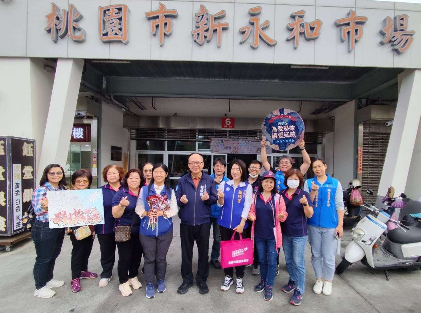 國民黨桃園區黨部前進新永和市場 送出500朵康乃馨 580247