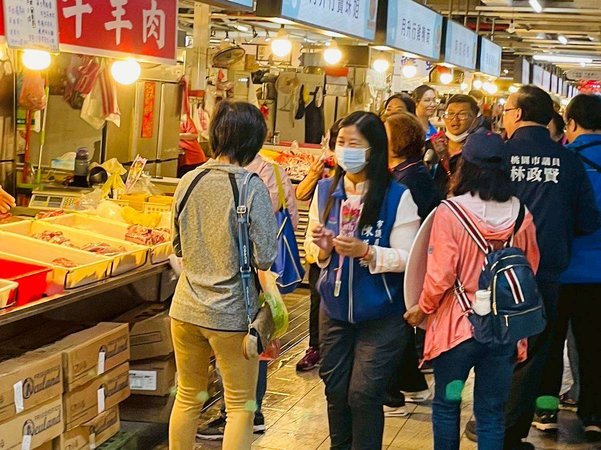 國民黨桃園區黨部前進新永和市場 送出500朵康乃馨 580249 0