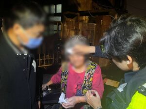 7旬老婦探友不成路邊徘徊 平鎮暖警主動關懷助返家