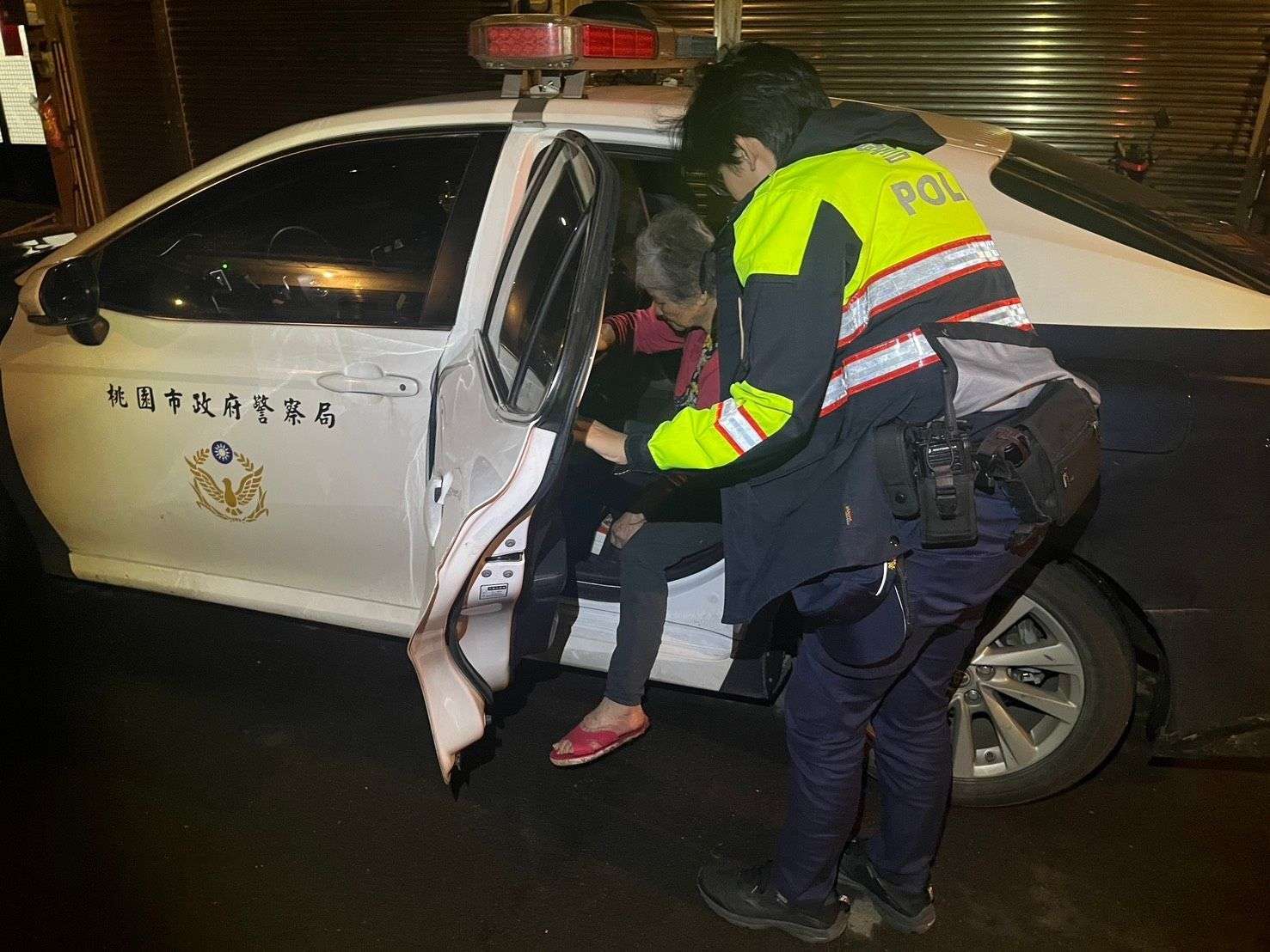 7旬老婦探友不成路邊徘徊 平鎮暖警主動關懷助返家 601793 0