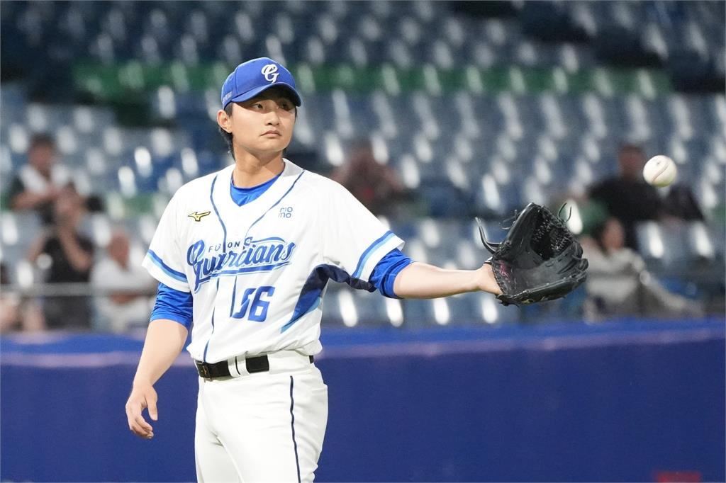 「大董」親臨球場喊話 富邦悍將6:3勝台鋼雄鷹止6連敗 「大董」親臨球場喊話 富邦悍將6:3勝台鋼雄鷹止6連敗
