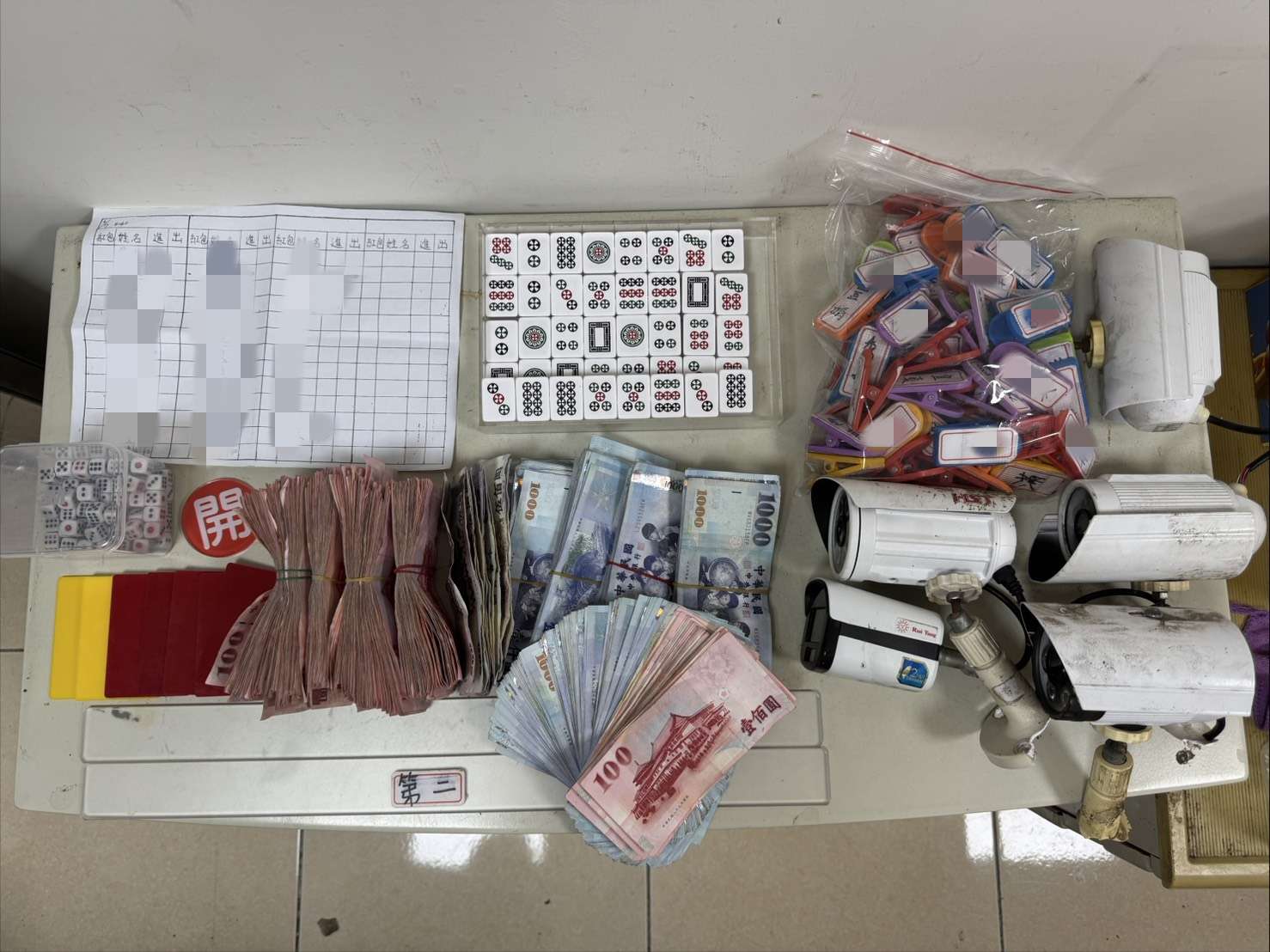 壢警直搗黑幫賭場 他怕賭資被查扣竟「藏在冷凍庫」 S 13688860 0