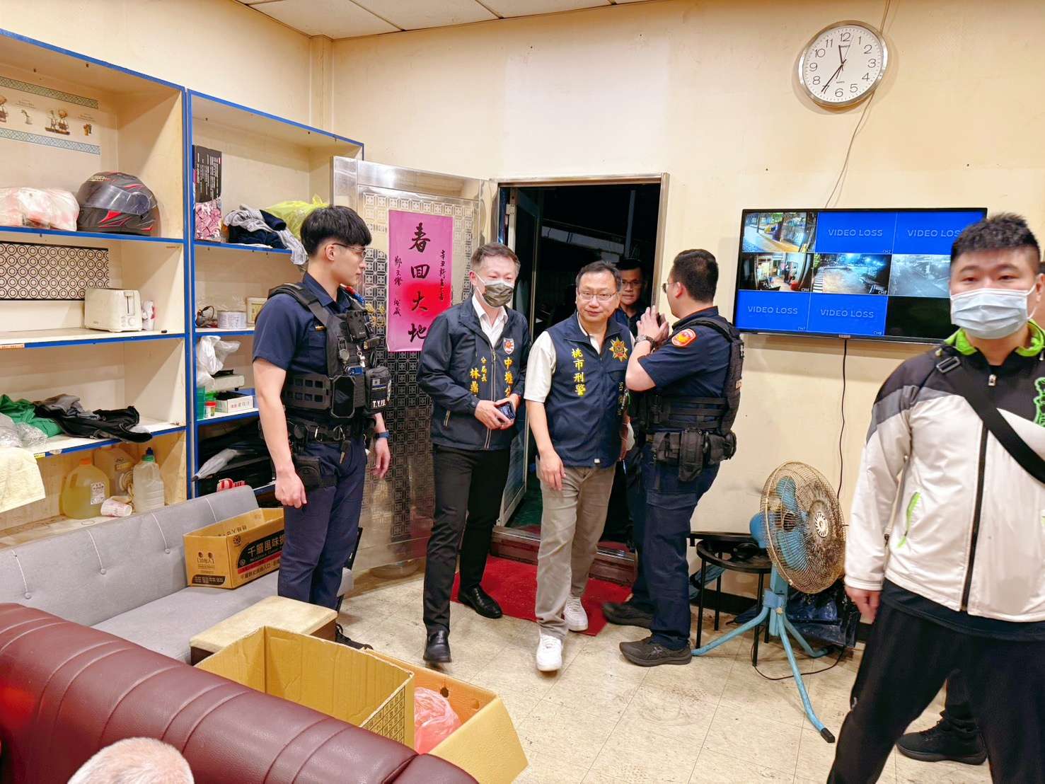 壢警直搗黑幫賭場 他怕賭資被查扣竟「藏在冷凍庫」 S 13688862