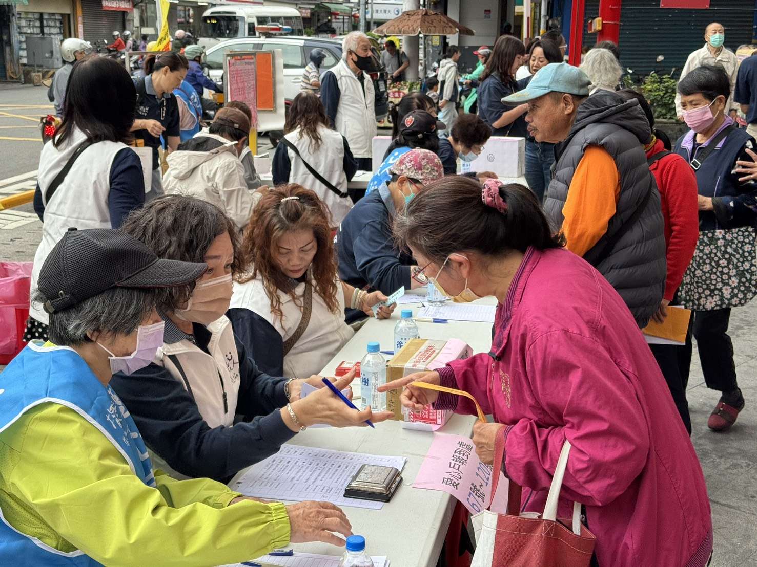 擺渡人關懷協會傳遞社會溫暖 端午前夕送生活物資、粽子關懷弱勢 S 26026016