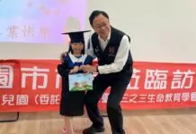 迎接母親節!張善政陪幼兒園學童做卡片感謝媽媽辛勞 迎接母親節!張善政陪幼兒園學童做卡片感謝媽媽辛勞