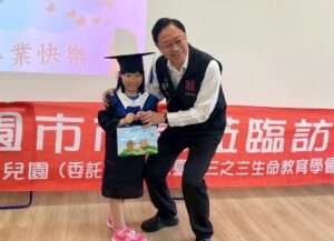 迎接母親節！張善政陪幼兒園學童做卡片感謝媽媽辛勞