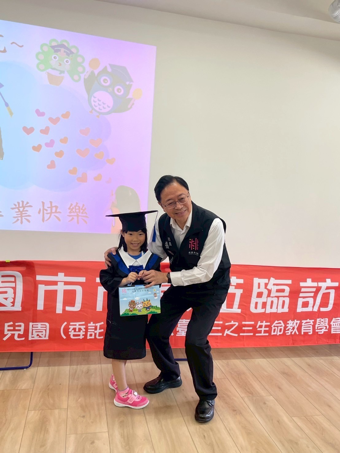 迎接母親節!張善政陪幼兒園學童做卡片感謝媽媽辛勞 S 28262432 0