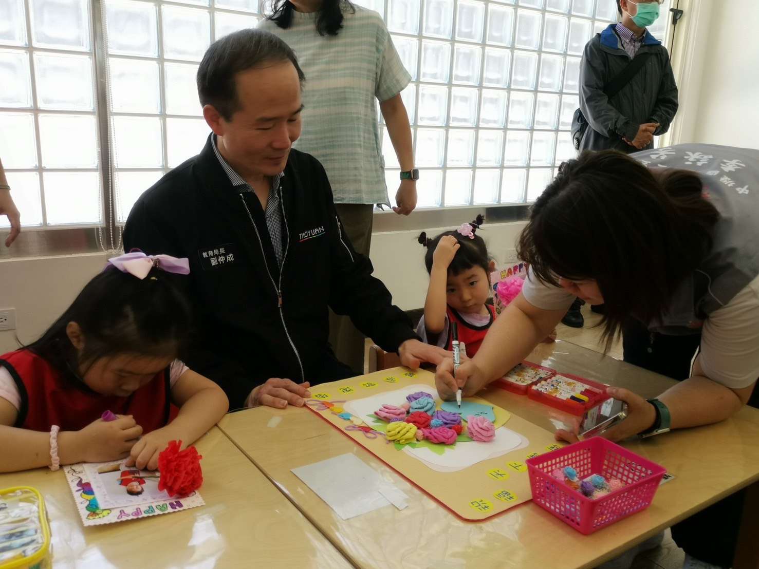 迎接母親節!張善政陪幼兒園學童做卡片感謝媽媽辛勞 S 28262433 0