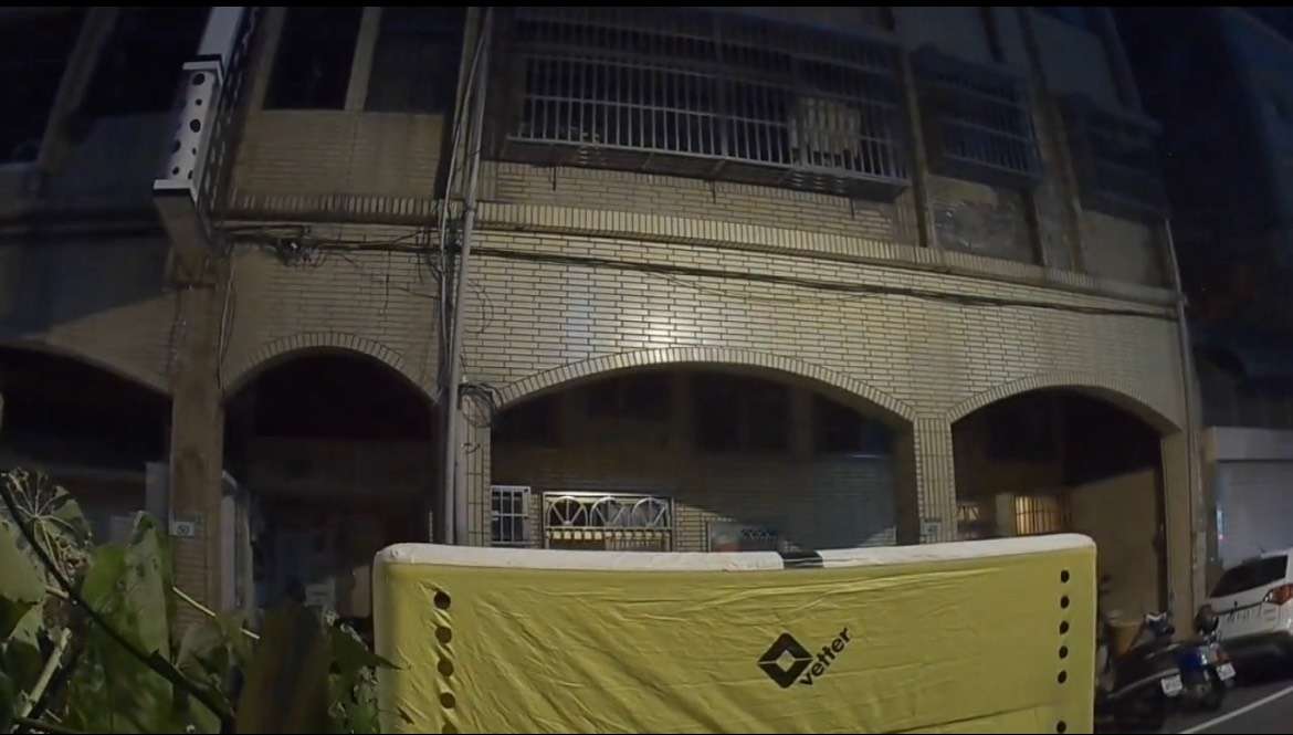 「醉」失控!桃園男酒後攀五樓鐵窗狂吼 警消急破門 S 33013774