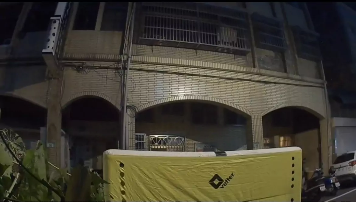 「醉」失控!桃園男酒後攀五樓鐵窗狂吼 警消急破門 S 33013774