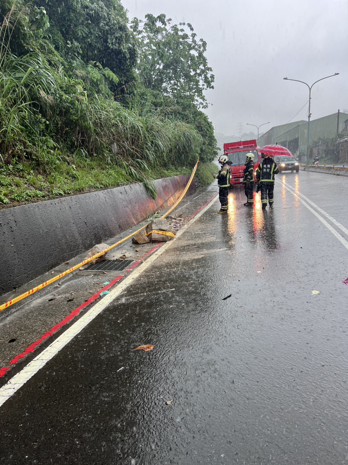 豪雨導致龜山東萬壽路土石坍方 路過騎士慘摔掛彩 S 56238187